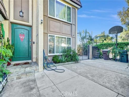 1341 S Pembrooke Lane, Anaheim, CA