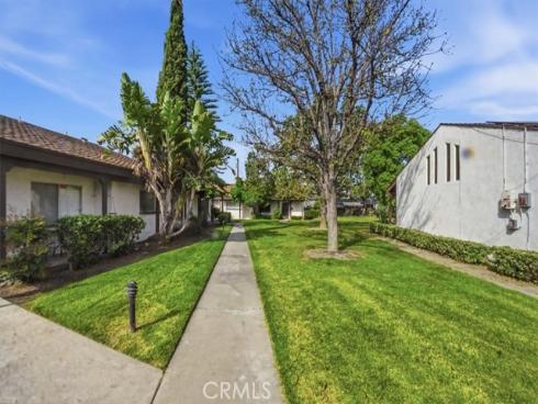 2011 W Katella  , Anaheim, CA