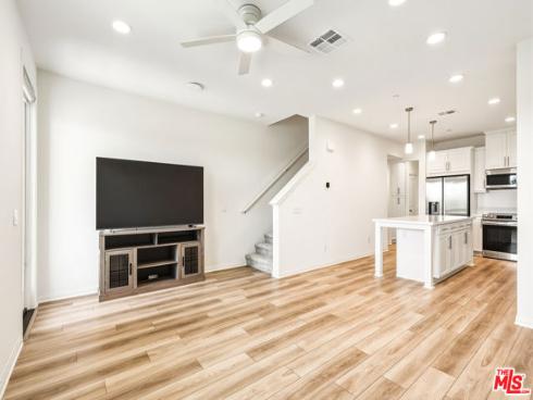 1095 N. Harbor Blvd