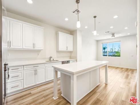 1095 N Harbor Blvd , Anaheim, CA