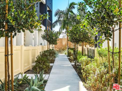 1095 N Harbor Blvd , Anaheim, CA