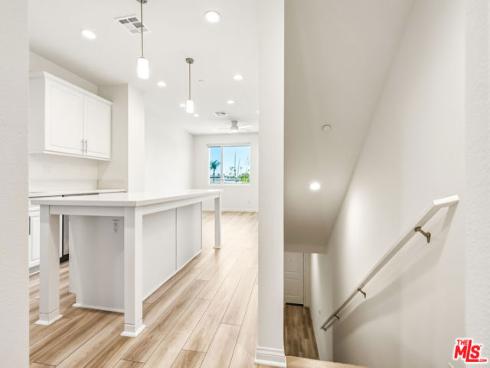 1095 N Harbor Blvd , Anaheim, CA