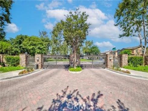17  Citrus Glen  , Buena Park, CA