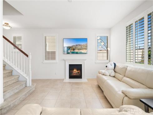829  Lincoln Gln  , Buena Park, CA