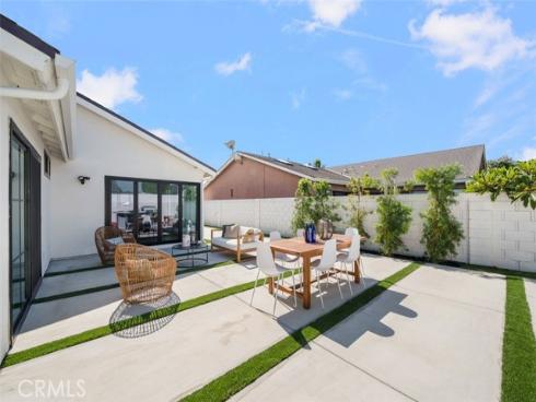 984  Carnation   Avenue, Costa Mesa, CA