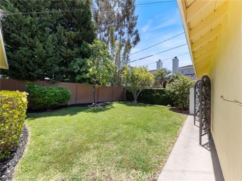 305 Robin Hood Lane, Costa Mesa, CA