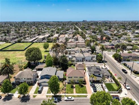 305 Robin Hood Lane, Costa Mesa, CA