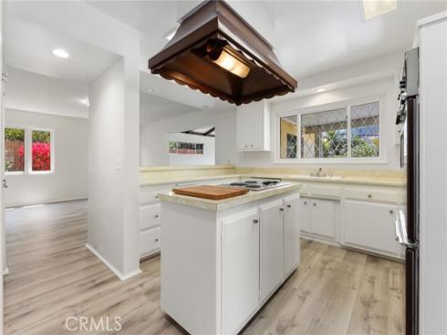 305 Robin Hood Lane, Costa Mesa, CA