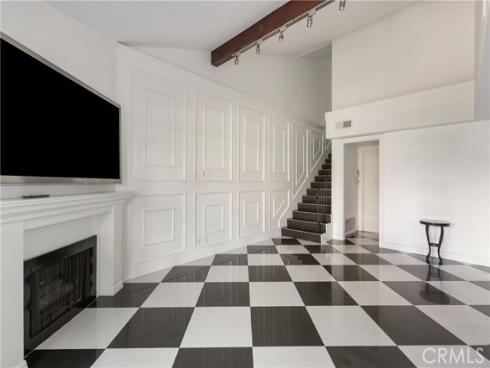 345  University  F4  Drive, Costa Mesa, CA