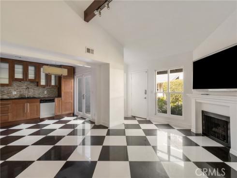 345  University  F4  Drive, Costa Mesa, CA