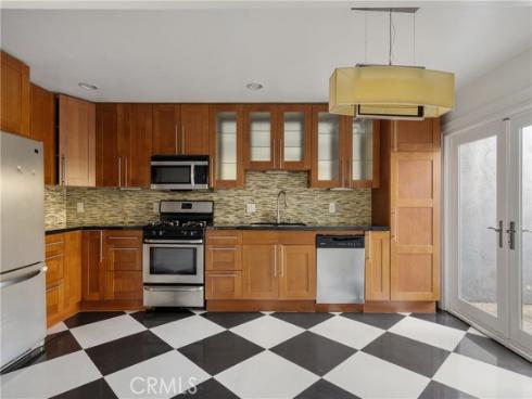 345  University  F4  Drive, Costa Mesa, CA