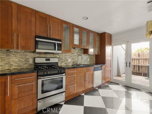 345  University  F4  Drive, Costa Mesa, CA