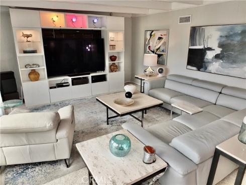 250 Bucknell Rd , Costa Mesa, CA