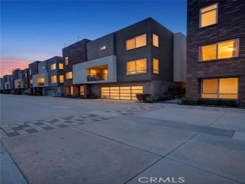 821  Brickyard  , Costa Mesa, CA