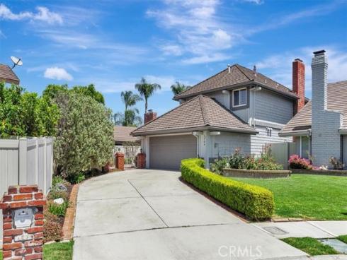 11041104 Dennis Drive