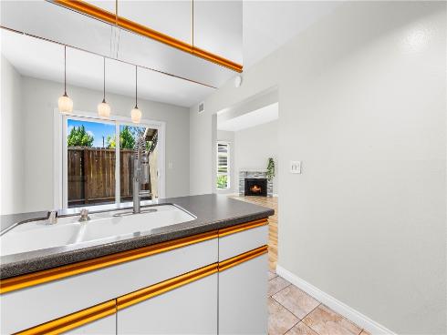 345 University F6 , Costa Mesa, CA