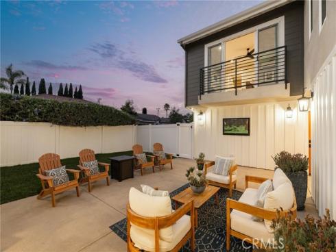 226  Santa Isabel Ave  , Costa Mesa, CA