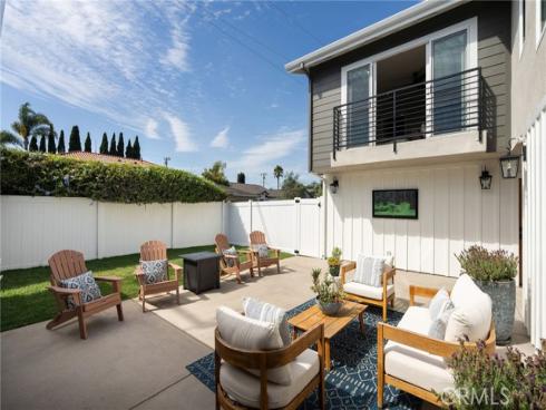 226  Santa Isabel Ave  , Costa Mesa, CA