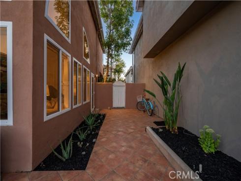 208 Calabria Court, Costa Mesa, CA