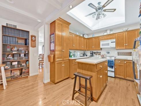 1144 El Camino Dr , Costa Mesa, CA