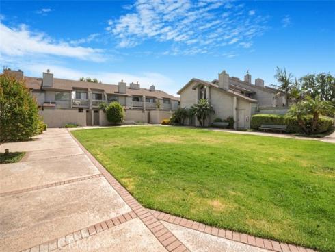 2220 E Chapman 51 Avenue, Fullerton, CA