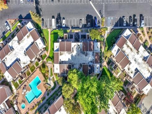 3054 Associated 22 , Fullerton, CA