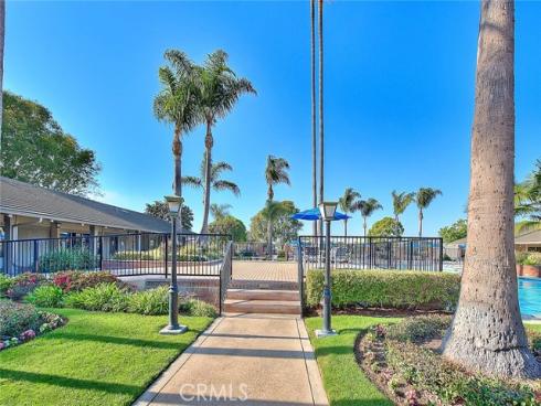 8633  Portola  16E  Court, Huntington Beach, CA