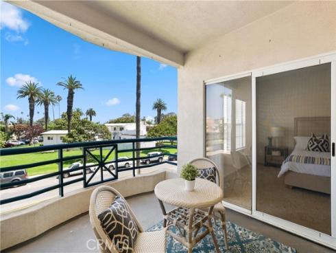 415  Townsquare  212 , Huntington Beach, CA