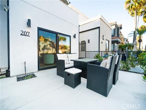 207  21st   Street, Huntington Beach, CA