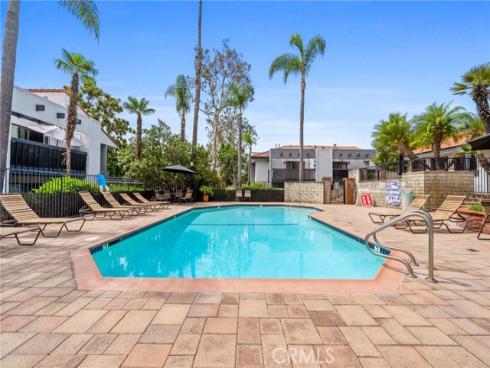 215  Wichita  605  Avenue, Huntington Beach, CA