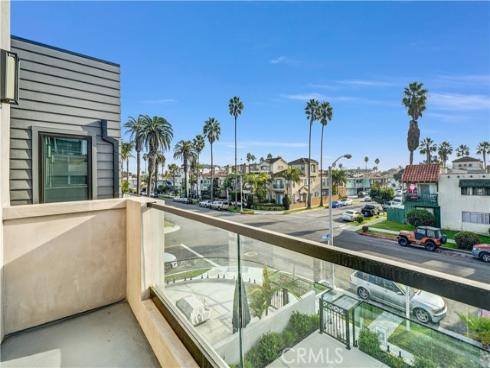 125  8th   Street, Huntington Beach, CA