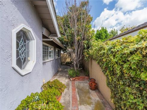 7041 Heil Avenue, Huntington Beach, CA