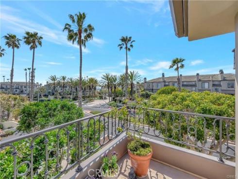 19361 Maidstone Lane, Huntington Beach, CA