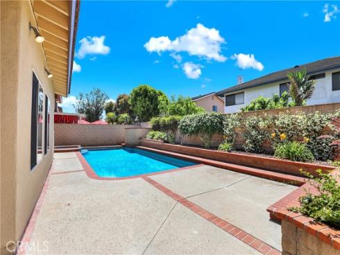 8452 Deepview Drive, Huntington Beach, CA