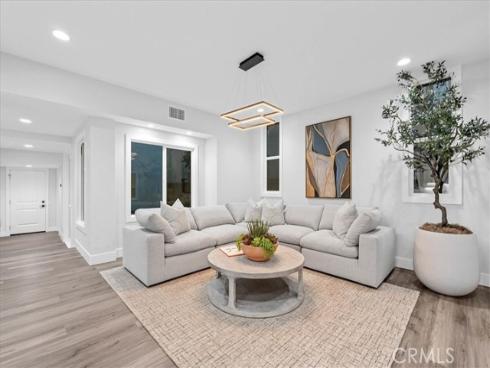 1915  Pine St  , Huntington Beach, CA