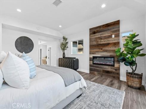 1915  Pine St  , Huntington Beach, CA