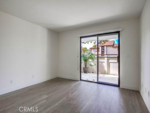 4682  Warner  B102 , Huntington Beach, CA