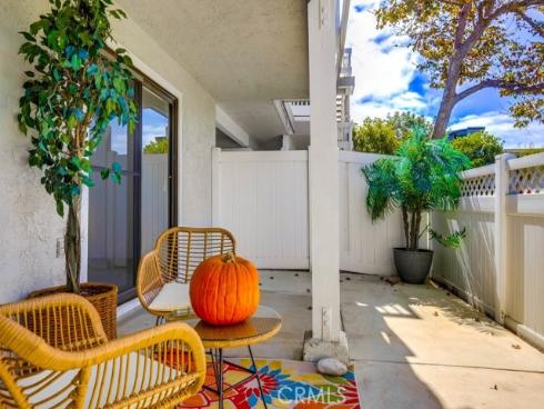 4682  Warner  B102 , Huntington Beach, CA