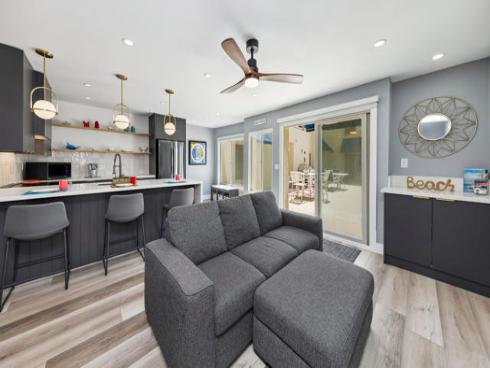 711  Pacific Coast Highway  206 , Huntington Beach, CA