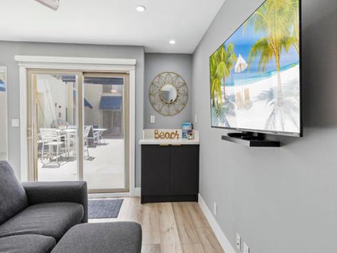 711  Pacific Coast Highway  206 , Huntington Beach, CA