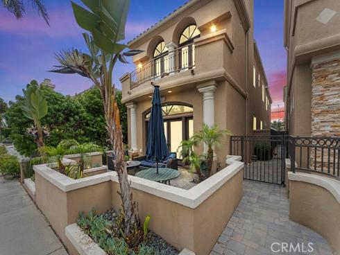 513  Pecan Ave  , Huntington Beach, CA