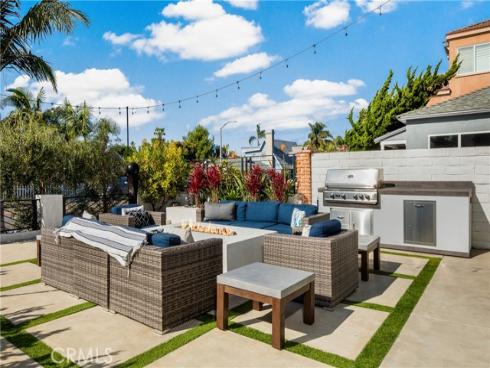 1004  Huntington  , Huntington Beach, CA