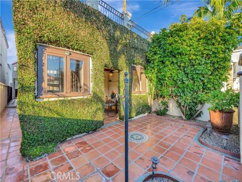 221  Hartford   Avenue, Huntington Beach, CA