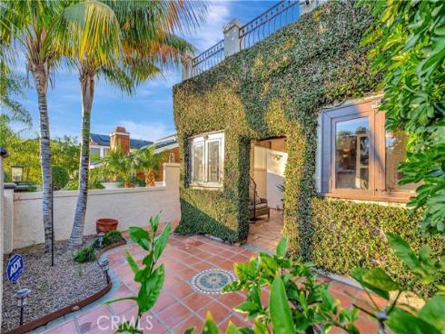 221  Hartford   Avenue, Huntington Beach, CA