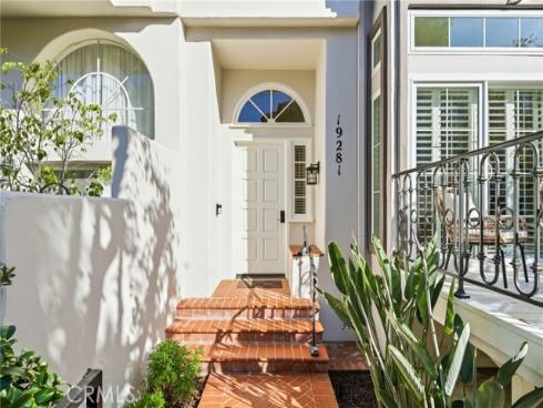 19281  Meadowood  , Huntington Beach, CA