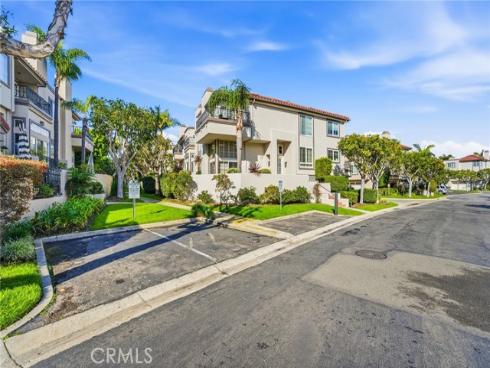 19281  Meadowood  , Huntington Beach, CA