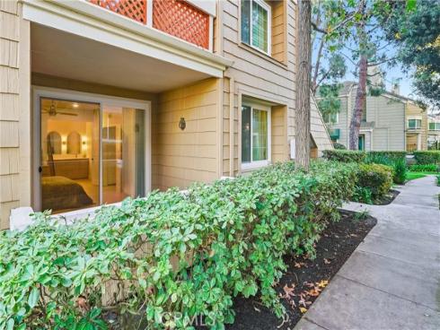 7322  Yellowtail Drive  104 , Huntington Beach, CA