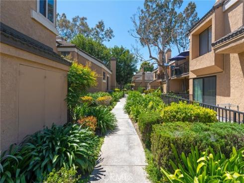 7911  Woodlake  77  Drive, Huntington Beach, CA