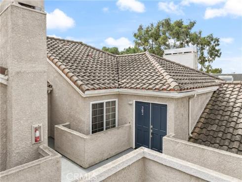 4561  Warner  302 , Huntington Beach, CA
