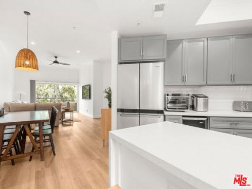 1200 Pacific Coast Highway 305